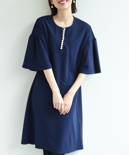 INTERPLANET（インタープラネット）の「パール付きキーネックワンピース（ワンピース・レディース・ブラック/ベージュ/ネイビー・FREE）」の3枚目の写真