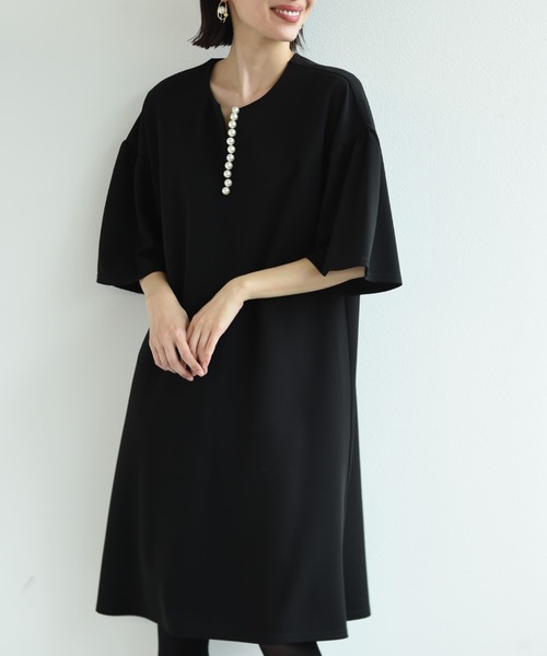 INTERPLANET（インタープラネット）の「パール付きキーネックワンピース（ワンピース・レディース・ブラック/ベージュ/ネイビー・FREE）」の2枚目の写真