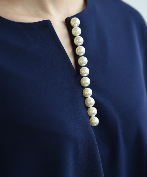 INTERPLANET（インタープラネット）の「パール付きキーネックワンピース（ワンピース・レディース・ブラック/ベージュ/ネイビー・FREE）」の11枚目の写真