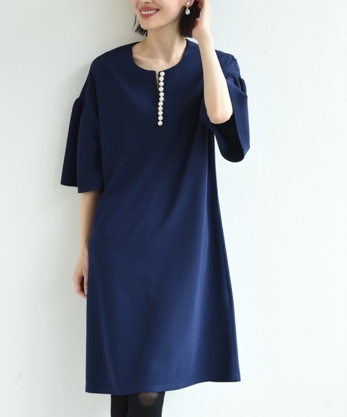 INTERPLANET（インタープラネット）の「パール付きキーネックワンピース（ワンピース・レディース・ブラック/ベージュ/ネイビー・FREE）」の4枚目の写真