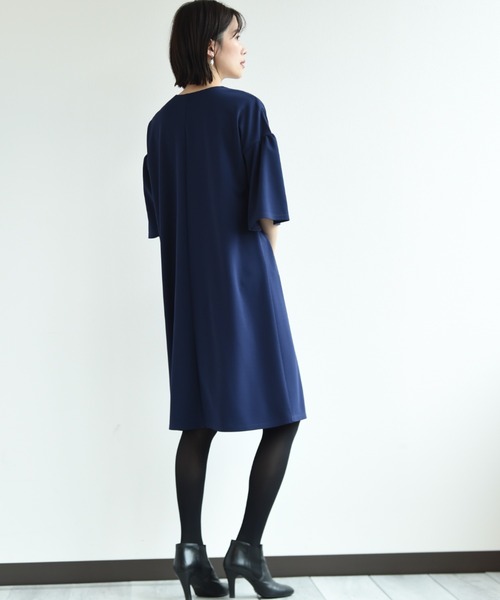 INTERPLANET（インタープラネット）の「パール付きキーネックワンピース（ワンピース・レディース・ブラック/ベージュ/ネイビー・FREE）」の8枚目の写真