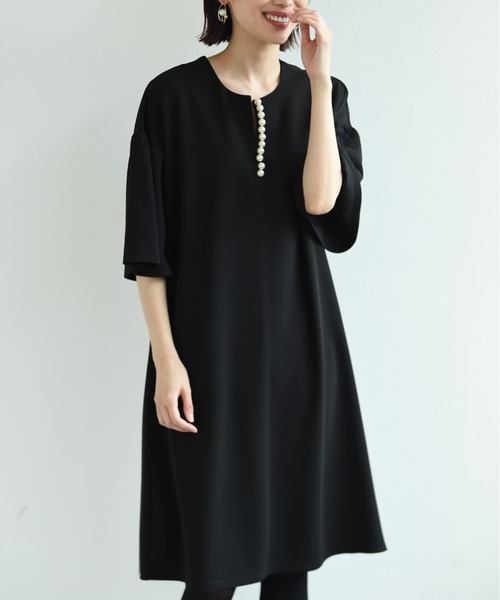 INTERPLANET（インタープラネット）の「パール付きキーネックワンピース（ワンピース・レディース・ブラック/ベージュ/ネイビー・FREE）」の12枚目の写真