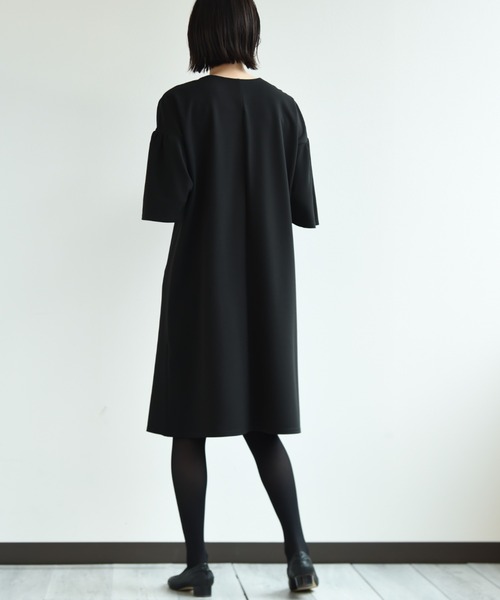 INTERPLANET（インタープラネット）の「パール付きキーネックワンピース（ワンピース・レディース・ブラック/ベージュ/ネイビー・FREE）」の19枚目の写真