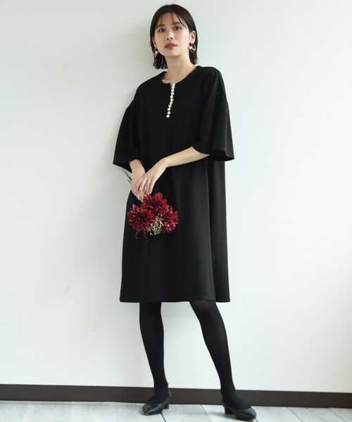 INTERPLANET（インタープラネット）の「パール付きキーネックワンピース（ワンピース・レディース・ブラック/ベージュ/ネイビー・FREE）」の17枚目の写真