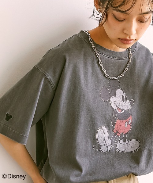 Disney(ディズニー)の「<大きいサイズ>ディズニー ミッキー/ピグメント染ヴィンテージ風Tシャツ シックスタイル(Tシャツ/カットソー・レディース・モカ/チャコール/オフホワイト・L/LL/3L/4L/5L)」の2枚目の写真