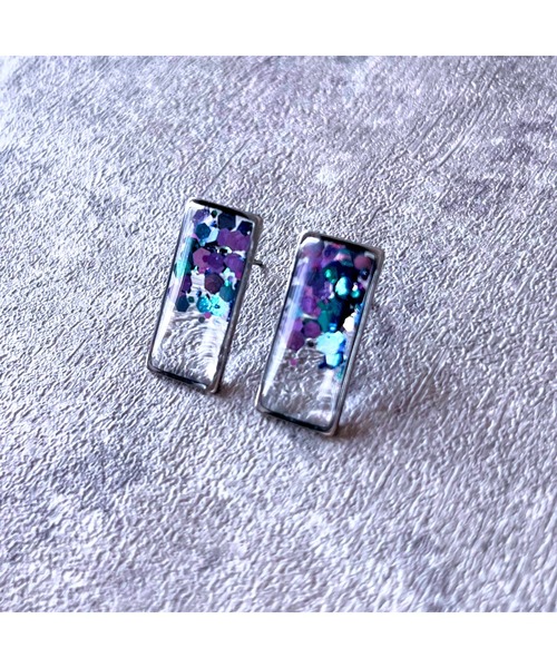 tone(トーン)の「【Willija】金属アレルギー対応《Evil squareⅡ》偏光ホログラムのピアス小(MA)(ピアス(両耳用)・レディース・グリーン/オレンジ/ブルー/ピンク・FREE)」の3枚目の写真