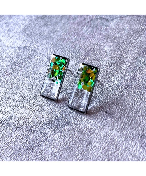 tone(トーン)の「【Willija】金属アレルギー対応《Evil squareⅡ》偏光ホログラムのピアス小(MA)(ピアス(両耳用)・レディース・グリーン/オレンジ/ブルー/ピンク・FREE)」の2枚目の写真