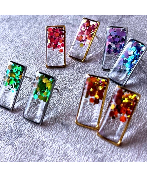 tone(トーン)の「【Willija】金属アレルギー対応《Evil squareⅡ》偏光ホログラムのピアス小(MA)(ピアス(両耳用)・レディース・グリーン/オレンジ/ブルー/ピンク・FREE)」の9枚目の写真