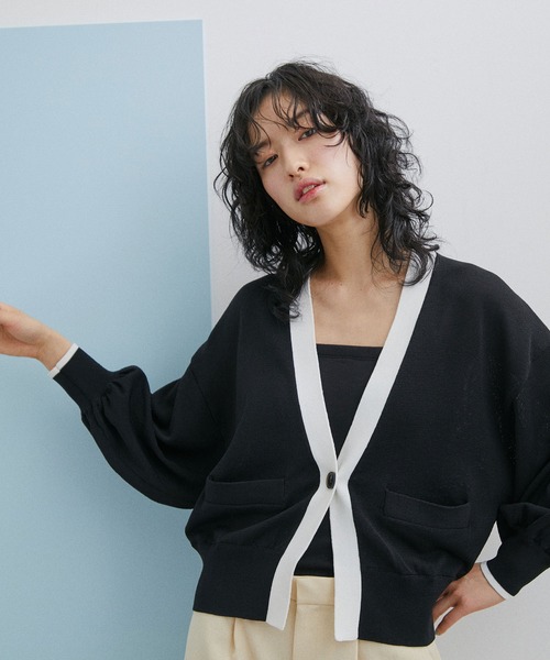 ADAM ET ROPE'(アダムエロペ)の「【WEB限定(一部店舗展開あり)】シングルボタンカーディガン(カーディガン/ボレロ・レディース・ホワイト/ブラック/ブラック系その他・FREE)」の2枚目の写真