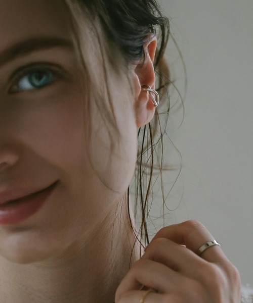 Ops.（オプス）の「イヤーカフ ゴールド シルバー925 金属アレルギー対応 ノンホールピアス【XIRA エクシラ】（イヤーカフ・レディース・シルバー/イエローゴールド・ONE SIZE）」の4枚目の写真