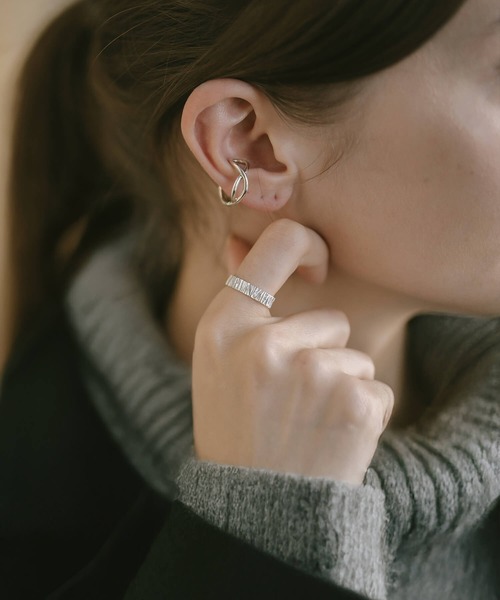 Ops.（オプス）の「イヤーカフ ゴールド シルバー925 金属アレルギー対応 ノンホールピアス【XIRA エクシラ】（イヤーカフ・レディース・シルバー/イエローゴールド・ONE SIZE）」の5枚目の写真