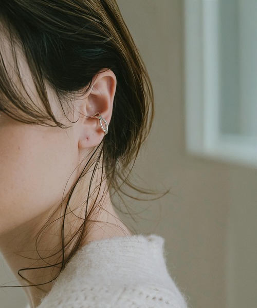 Ops.（オプス）の「イヤーカフ ゴールド シルバー925 金属アレルギー対応 ノンホールピアス【XIRA エクシラ】（イヤーカフ・レディース・シルバー/イエローゴールド・ONE SIZE）」の6枚目の写真