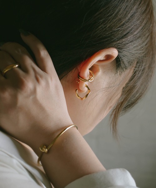 Ops.（オプス）の「イヤーカフ ゴールド シルバー925 金属アレルギー対応 ノンホールピアス【XIRA エクシラ】（イヤーカフ・レディース・シルバー/イエローゴールド・ONE SIZE）」の10枚目の写真