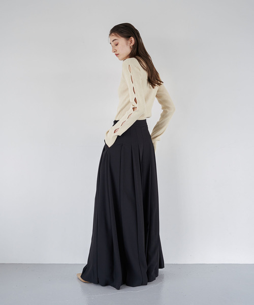 EMMA LIMBER(エマリンバー)の「Pleats Wide Pants(スラックス・レディース・クリーム/ブラック/ブラウン・S/M)」の4枚目の写真
