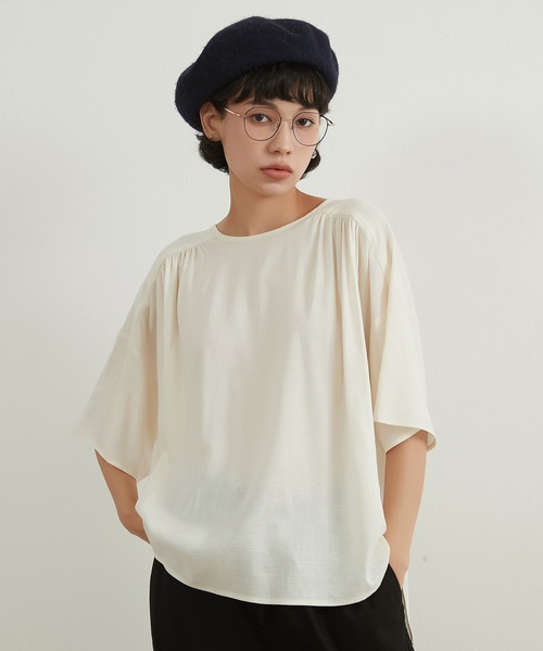 On One's Own(オンワンズオン)の「On One's Own リネンコットンギャザー半袖トップ(その他トップス・レディース・レッド/ホワイト/ブラック・FREE)」の4枚目の写真