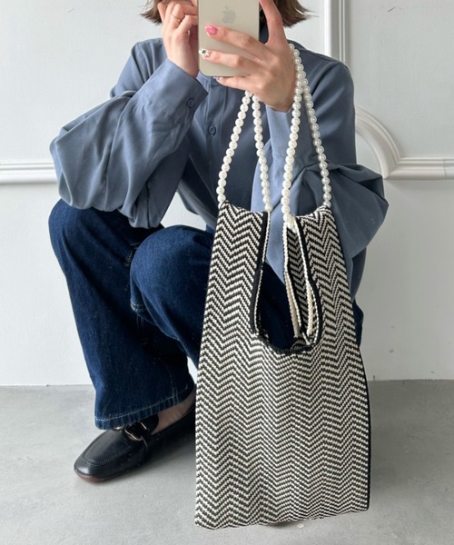 CLEA(クレア)の「パールショルダー紐付き 2WAYニットショルダーバッグ(ショルダーバッグ・レディース・アイボリー/ブラウン/ダークブラウン/ブラック系その他/ブラウン系その他/ブラック/オレンジ・FREE)」の2枚目の写真