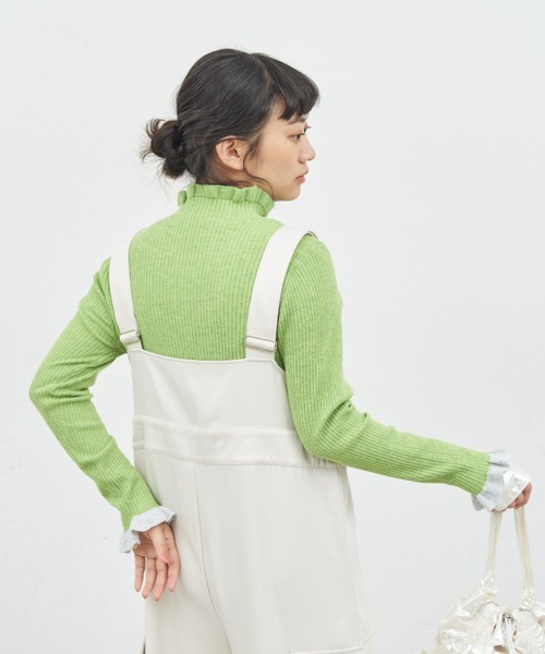 MERLOT(メルロー)の「バイカラーフリルリブニット(ニット/セーター・レディース・レッド/その他1/ネイビー/ブラック/ナチュラル/ブルー/ホワイト/グリーン・FREE)」の4枚目の写真