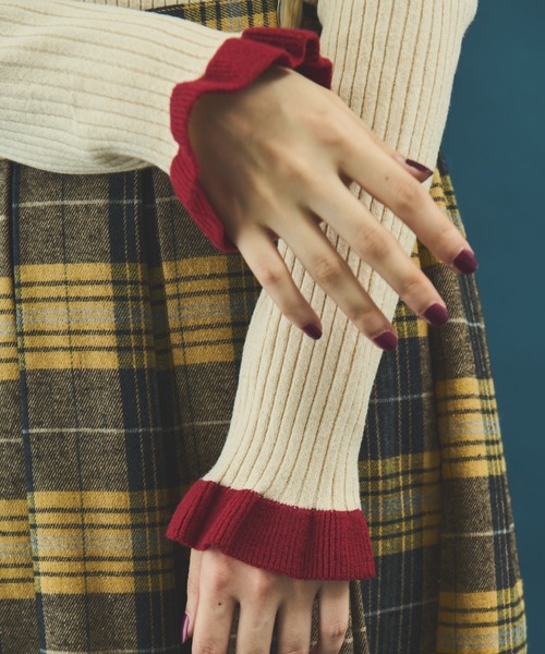 MERLOT(メルロー)の「バイカラーフリルリブニット(ニット/セーター・レディース・レッド/その他1/ネイビー/ブラック/ナチュラル/ブルー/ホワイト/グリーン・FREE)」の14枚目の写真