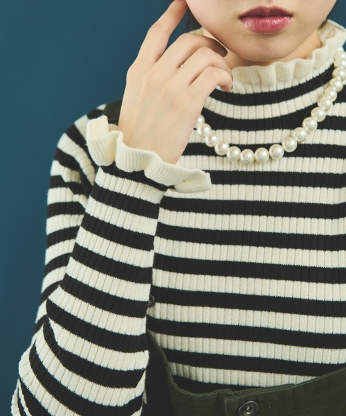 MERLOT(メルロー)の「バイカラーフリルリブニット(ニット/セーター・レディース・レッド/その他1/ネイビー/ブラック/ナチュラル/ブルー/ホワイト/グリーン・FREE)」の21枚目の写真