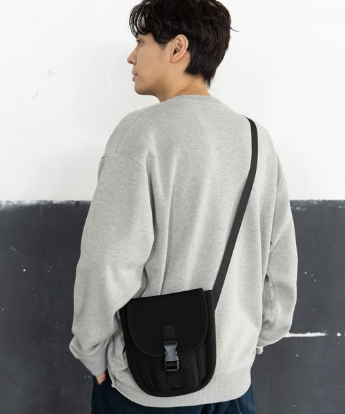 LAKOLE（ラコレ）の「ネオプレンバックルミニショルダーバッグ / 965056（ショルダーバッグ・メンズ・ブラック/アイボリー/チャコール/チェリーレッド・FREE）」の2枚目の写真