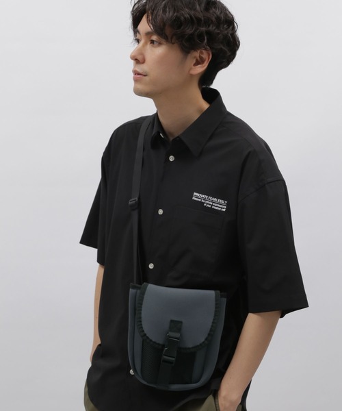 LAKOLE（ラコレ）の「ネオプレンバックルミニショルダーバッグ / 965056（ショルダーバッグ・メンズ・ブラック/アイボリー/チャコール/チェリーレッド・FREE）」の8枚目の写真