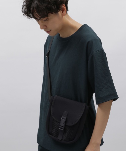 LAKOLE（ラコレ）の「ネオプレンバックルミニショルダーバッグ / 965056（ショルダーバッグ・メンズ・ブラック/アイボリー/チャコール/チェリーレッド・FREE）」の9枚目の写真
