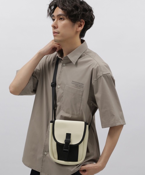 LAKOLE（ラコレ）の「ネオプレンバックルミニショルダーバッグ / 965056（ショルダーバッグ・メンズ・ブラック/アイボリー/チャコール/チェリーレッド・FREE）」の10枚目の写真