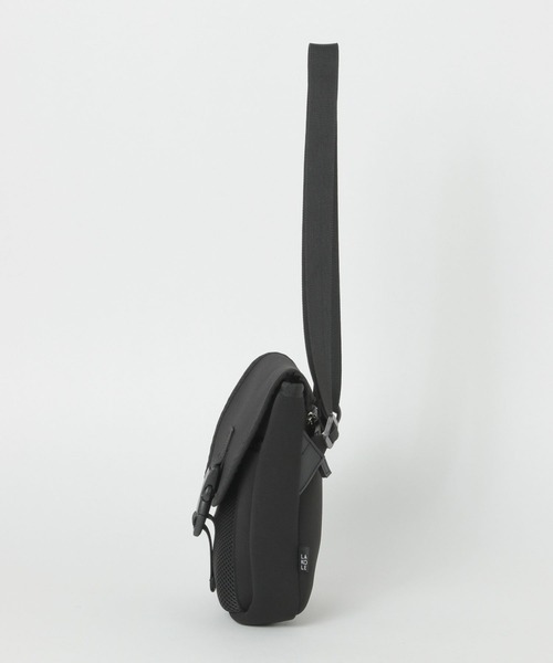 LAKOLE（ラコレ）の「ネオプレンバックルミニショルダーバッグ / 965056（ショルダーバッグ・メンズ・ブラック/アイボリー/チャコール/チェリーレッド・FREE）」の13枚目の写真