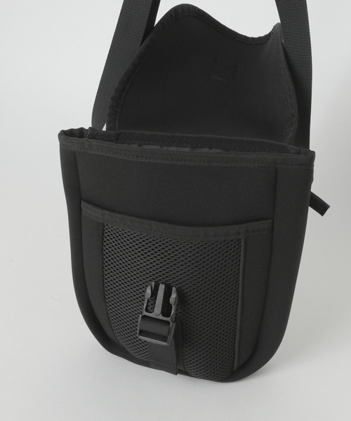 LAKOLE（ラコレ）の「ネオプレンバックルミニショルダーバッグ / 965056（ショルダーバッグ・メンズ・ブラック/アイボリー/チャコール/チェリーレッド・FREE）」の16枚目の写真