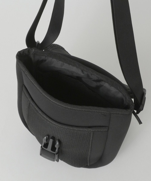 LAKOLE（ラコレ）の「ネオプレンバックルミニショルダーバッグ / 965056（ショルダーバッグ・メンズ・ブラック/アイボリー/チャコール/チェリーレッド・FREE）」の17枚目の写真