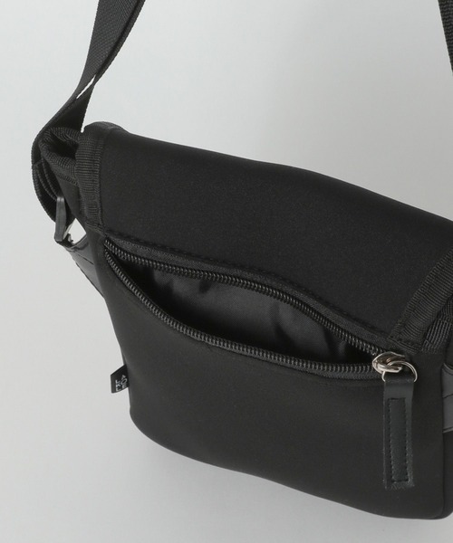 LAKOLE（ラコレ）の「ネオプレンバックルミニショルダーバッグ / 965056（ショルダーバッグ・メンズ・ブラック/アイボリー/チャコール/チェリーレッド・FREE）」の18枚目の写真