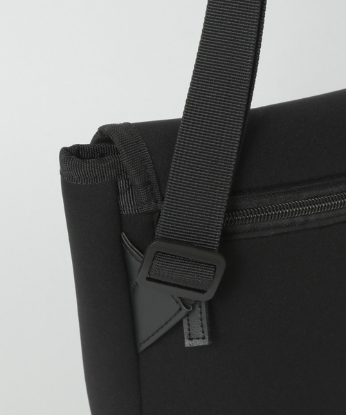 LAKOLE（ラコレ）の「ネオプレンバックルミニショルダーバッグ / 965056（ショルダーバッグ・メンズ・ブラック/アイボリー/チャコール/チェリーレッド・FREE）」の20枚目の写真