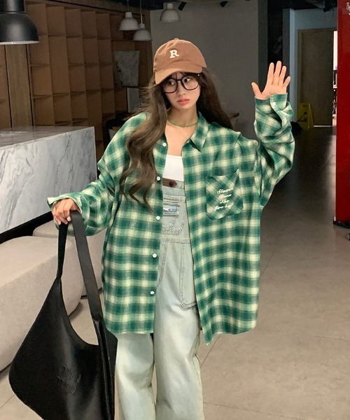 MGV（エムジーヴィー）の「ワンポイントロゴオンブレチェックシャツ（シャツ/ブラウス・メンズ・ダークオレンジ/グリーン/ブルー・X-LARGE/LARGE/MEDIUM）」の4枚目の写真