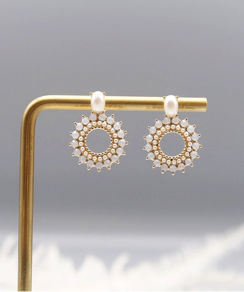 Cupid Heart（キューピッドハート）の「【Cupid Heart】結婚式アクセ！ストーンビジューパールイヤリング（イヤリング・レディース・ゴールド・MEDIUM）」の2枚目の写真