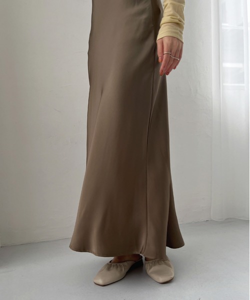 Olu.（オルドット）の「サテンライクフレアロングスカート（スカート・レディース・シャンパン/ダークグレー/アイボリー・1/0）」の21枚目の写真