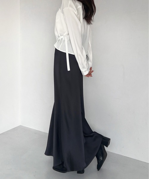 Olu.（オルドット）の「サテンライクフレアロングスカート（スカート・レディース・シャンパン/ダークグレー/アイボリー・1/0）」の16枚目の写真