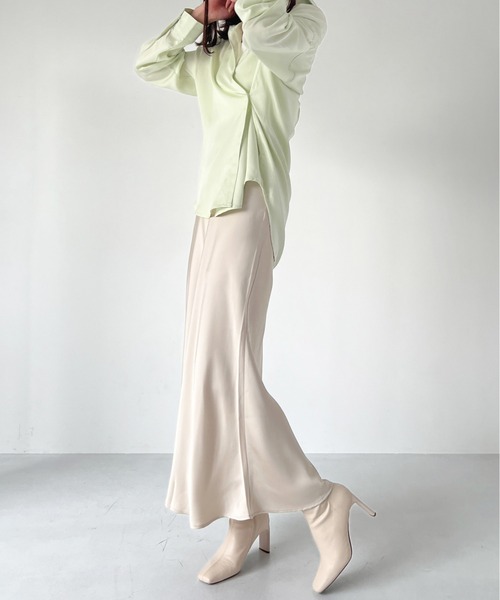 Olu.（オルドット）の「サテンライクフレアロングスカート（スカート・レディース・シャンパン/ダークグレー/アイボリー・1/0）」の9枚目の写真