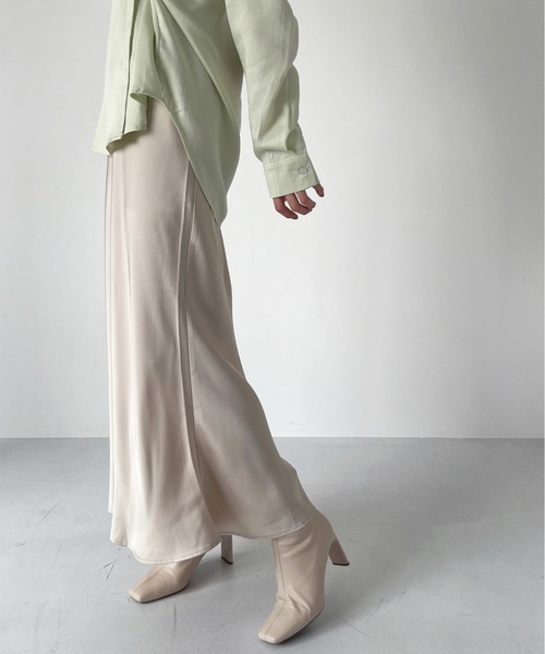 Olu.（オルドット）の「サテンライクフレアロングスカート（スカート・レディース・シャンパン/ダークグレー/アイボリー・1/0）」の7枚目の写真