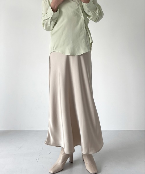 Olu.（オルドット）の「サテンライクフレアロングスカート（スカート・レディース・シャンパン/ダークグレー/アイボリー・1/0）」の8枚目の写真