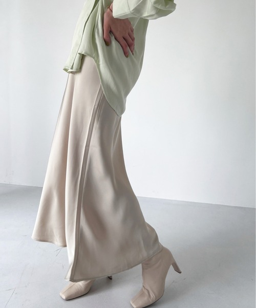 Olu.（オルドット）の「サテンライクフレアロングスカート（スカート・レディース・シャンパン/ダークグレー/アイボリー・1/0）」の6枚目の写真