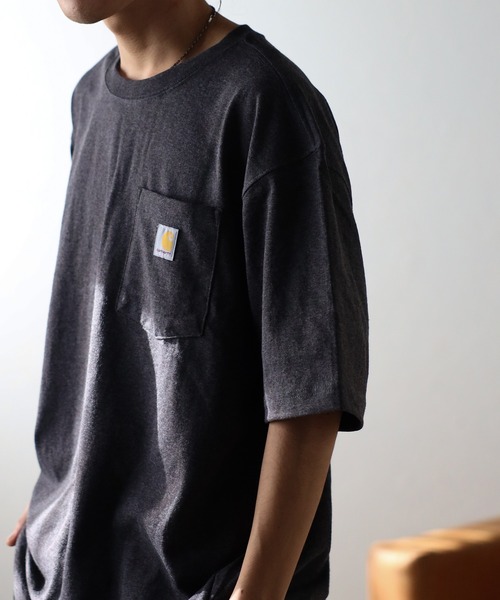 Carhartt（カーハート）の「【Carhartt / カーハート】Workwear ビッグシルエット ポケット半袖 ロゴ Tシャツ ワッペン トップス（Tシャツ/カットソー・メンズ・ブラウン/ベージュ/ネイビー/ホワイト/ブラック/チャコールグレー・L/S/M）」の1枚目の写真