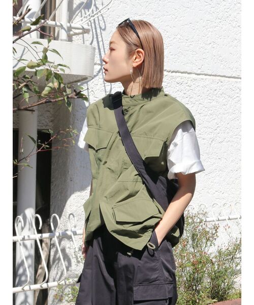 Ungrid（アングリッド）の「【WEB限定】ナイロン混ミリタリールーズベスト（ベスト・レディース・チャコールグレー/カーキ/オフホワイト・FREE）」の12枚目の写真