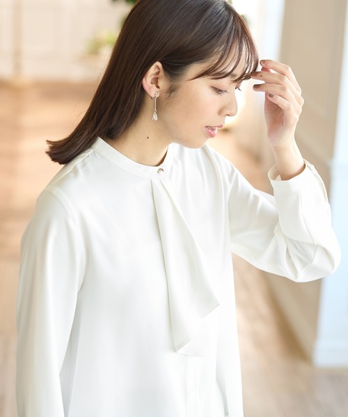 Honeys（ハニーズ）の「ボウタイブラウス（シャツ/ブラウス・レディース・ブルー系その他/クリーム/グレイッシュベージュ/ホワイト/ネイビー・M/L/3L/LL/S）」の2枚目の写真