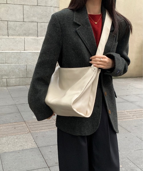 aimoha(アイモハ)の「ワイドストラップバッグ(ショルダーバッグ・レディース・ブラック/オフホワイト/ダークグレー・FREE)」の2枚目の写真