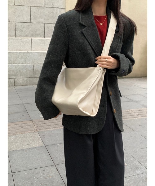 aimoha(アイモハ)の「ワイドストラップバッグ(ショルダーバッグ・レディース・ブラック/オフホワイト/ダークグレー・FREE)」の11枚目の写真