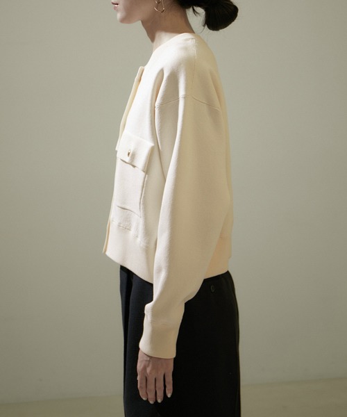 SALON adam et rope'（サロン アダム エ ロペ）の「メタルボタンクルーネックショートカーディガン【洗える】（カーディガン/ボレロ・レディース・オフホワイト/ライトグレー/ブラック・FREE）」の7枚目の写真