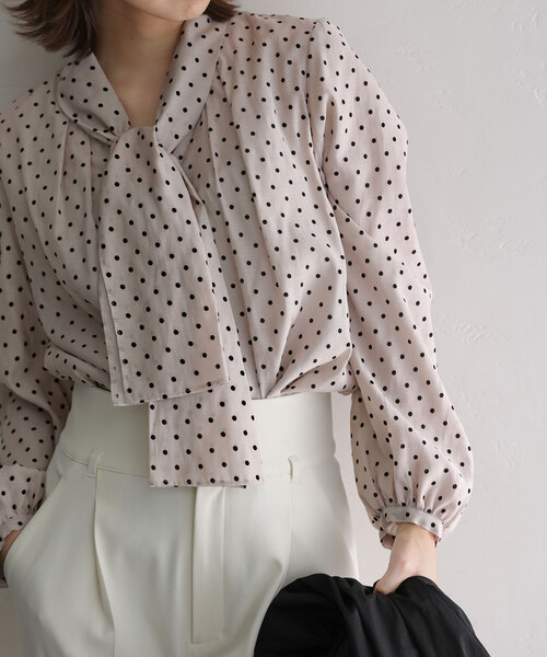 La TOTALITE（ラトータリテ）の「シアードットボウタイブラウス（シャツ/ブラウス・レディース・ブラック/ホワイト/ベージュ・FREE）」の3枚目の写真