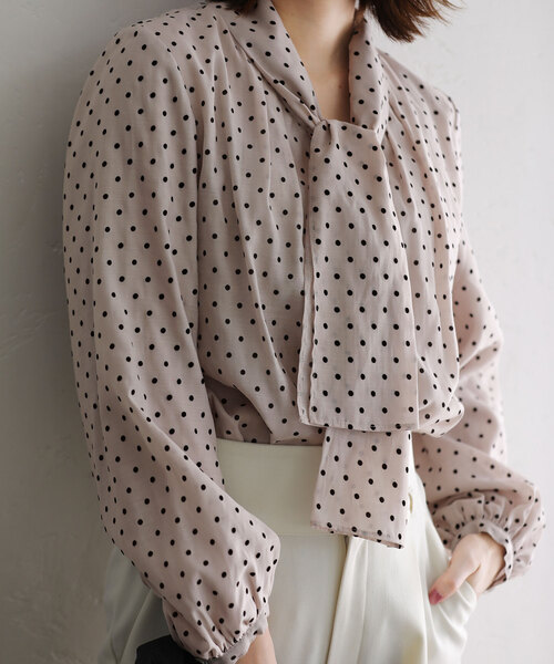 La TOTALITE（ラトータリテ）の「シアードットボウタイブラウス（シャツ/ブラウス・レディース・ブラック/ホワイト/ベージュ・FREE）」の20枚目の写真