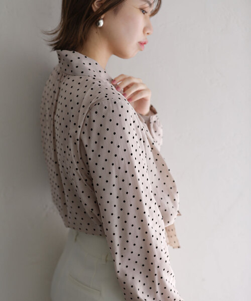 La TOTALITE（ラトータリテ）の「シアードットボウタイブラウス