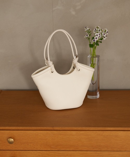 mysty woman（ミスティウーマン）の「バケツ型BAG 110379（ハンドバッグ・レディース・ブラック/オフホワイト/シルバー・FREE）」の2枚目の写真